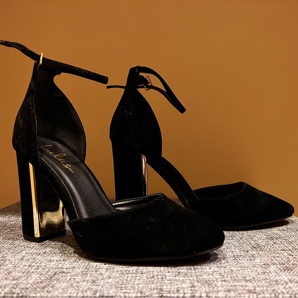 Lulus Size 8 Sexy black pumps with gold heel detail